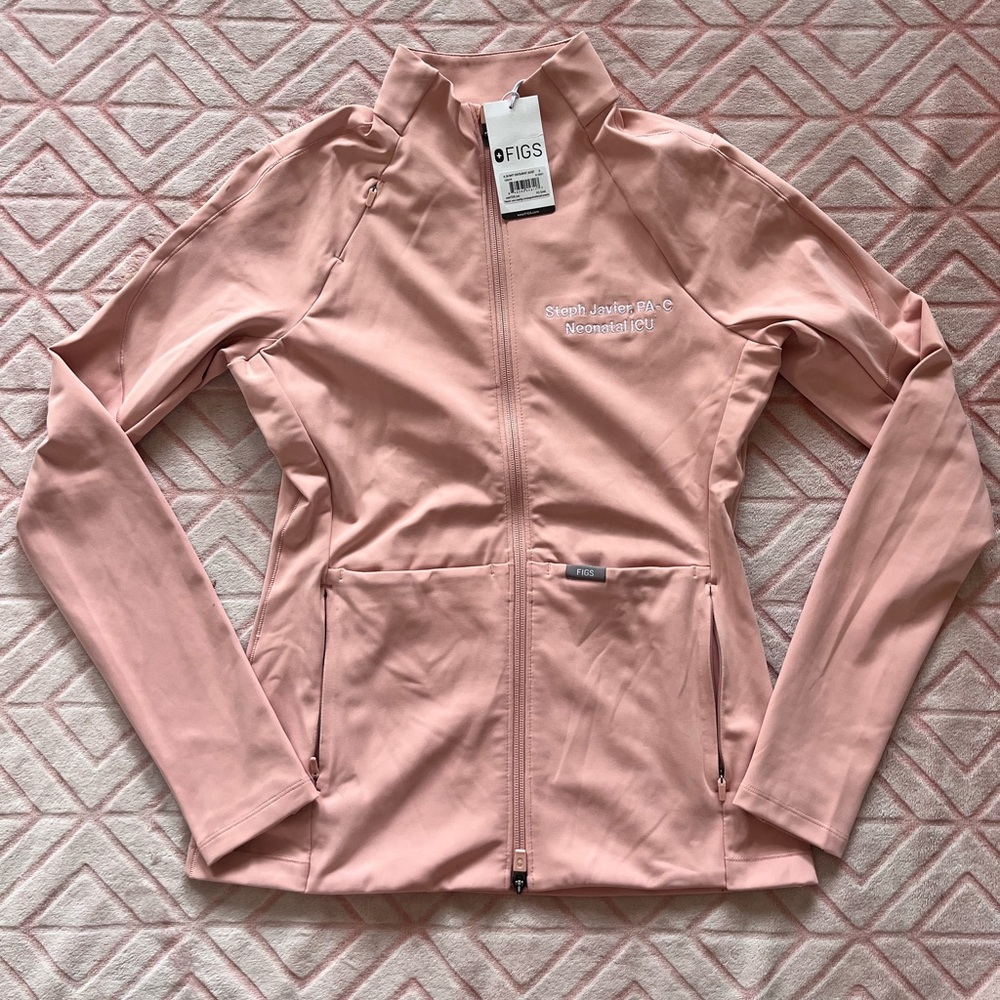 FIGS- On-Shift fleece jacket pink sand with embroidery